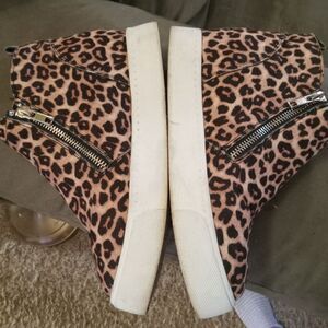 Leopard Print High-Top Fashion Sneakers with double Zipper.